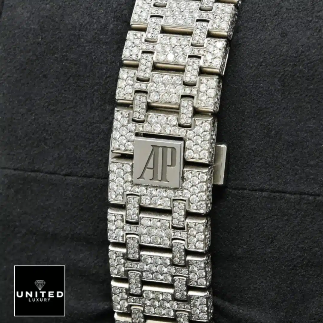 AP Royal Oak 15500ST.OO.1220ST.04  Bracelet is jewel set and has the AP logo on it