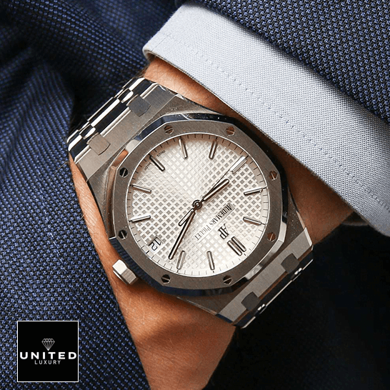 audemars-piguet-royal-oak-15500ST.OO_.1220ST.04-hand