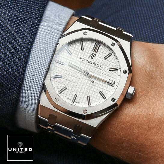 audemars-piguet-royal-oak-15500ST.OO_.1220ST.04-wrist