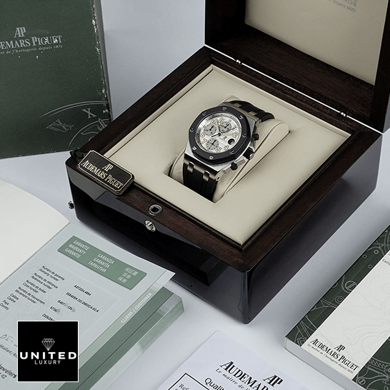 AP Royal Oak 25940SK.OO_.D002CA.02  in the box next to warranty card