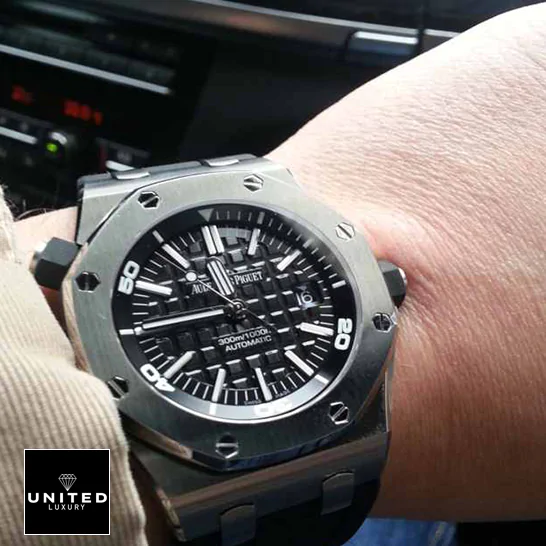 audemars_piguet_royal_oak_offshore_diver_black_dial_15710ST.OO_.A002CA.01__man_unitedluxurynet