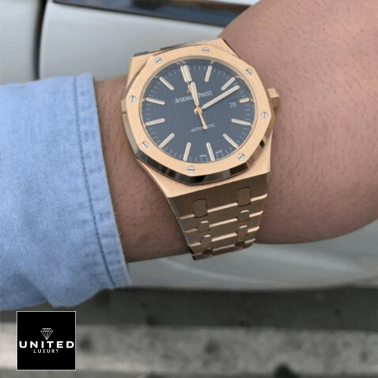 Audemars Piguet Royal Oak 15400OR.OO_.1220OR.03 Pink Gold Blue Dial  on the wrist