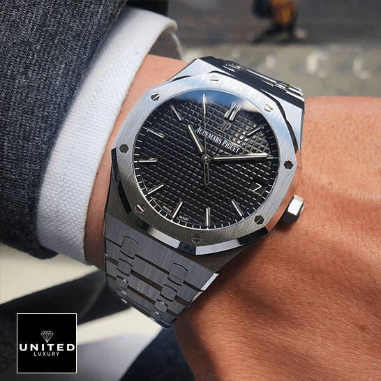 Ap Royal Oak 15500ST.OO_.1220ST.03 Black Dial  on the man wrist