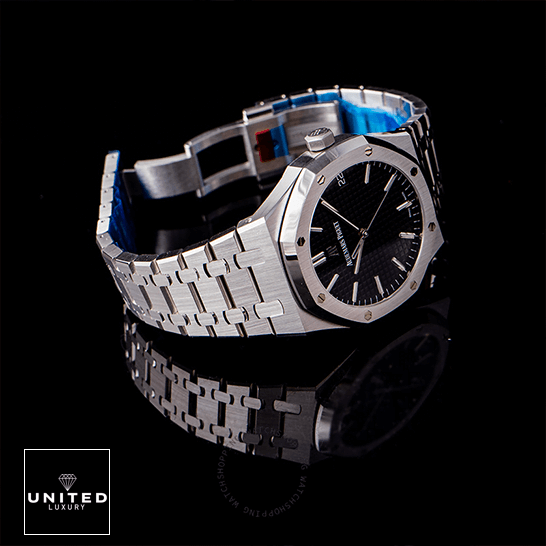 Audemars Piguet Selfwinding 15500ST.OO_.1220ST.03  left side black background