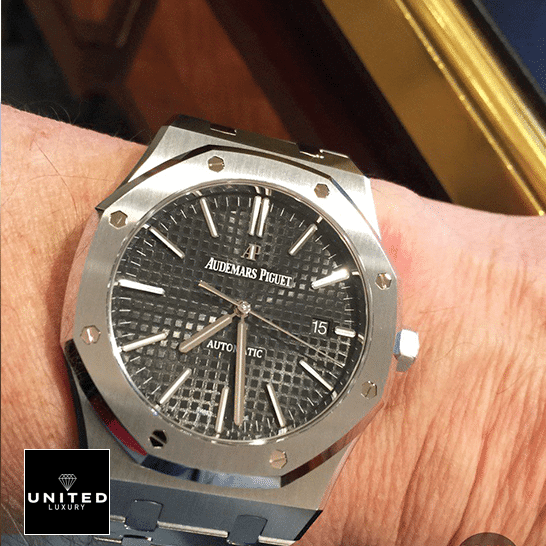 Audemars Piguet Royal Oak 15400ST.OO_.1220ST.04 Gray  on the man wristh