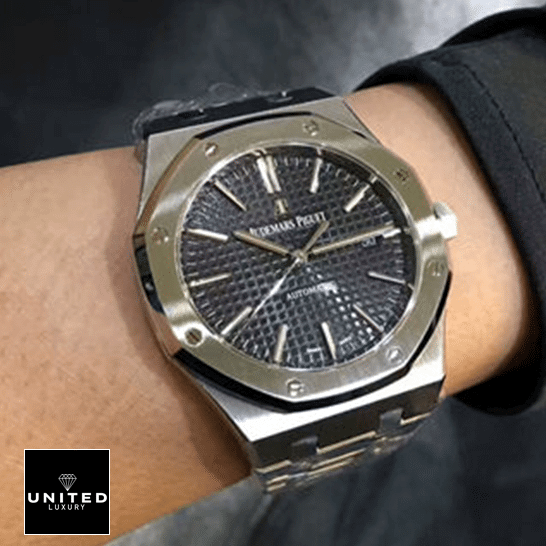 Audemars Piguet 15400ST.OO_.1220ST.04 Selfwinding Gray  on the man wristh
