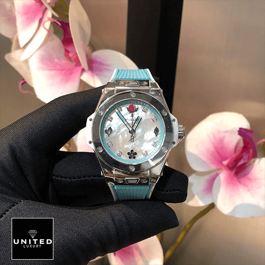 Hublot Big Bang White Dial 465_SE_6070_RW_CHM17  on the hand