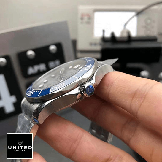 omega-seamaster-diver-300m-210.30.42.20.06.001-rightside