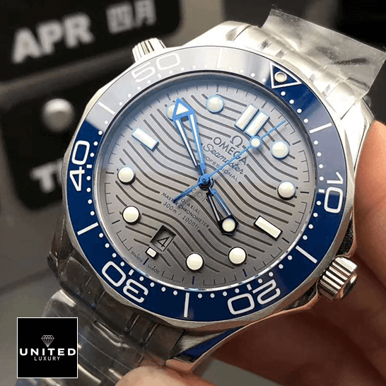 omega-seamaster-diver-300m-210.30.42.20.06.001-tiltedright
