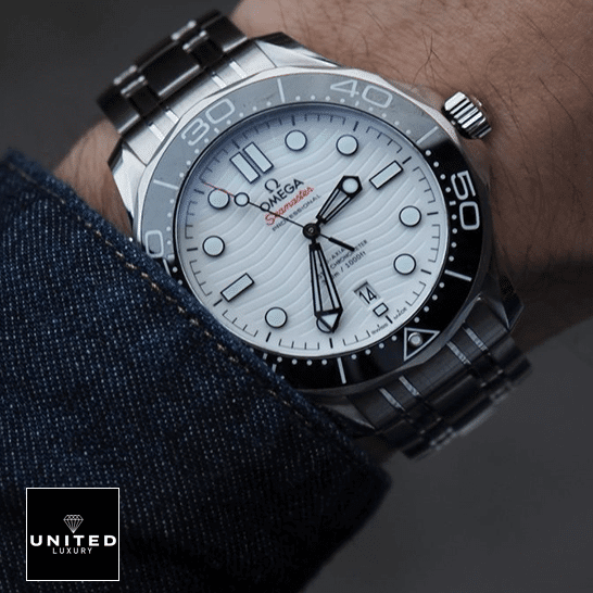 Omega210.30.42.20.04.001 Seamaster Diver Steel White Dial  on the hand