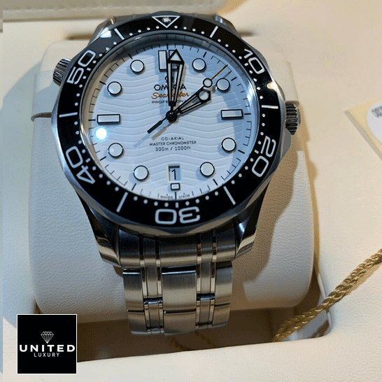 Omega Seamaster Diver Steel 210.30.42.20.04.001 White Dial  in the box