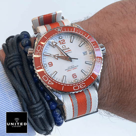 Omega Seamaster Orange 215.32.44.21.04.001  next to the bracelet
