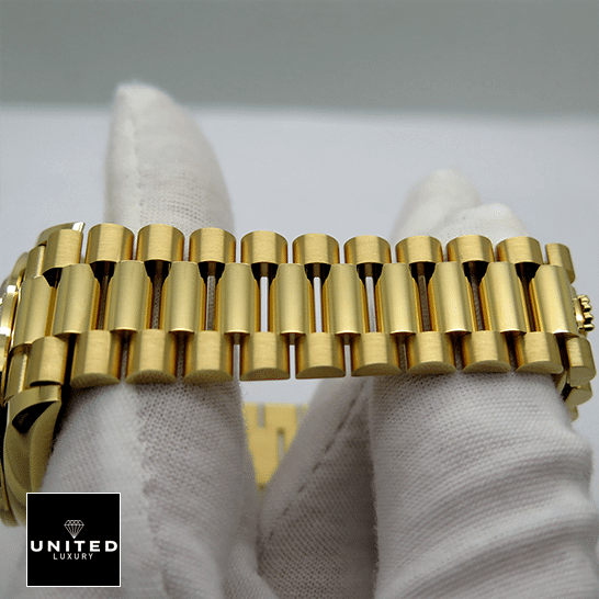 rolex_day_date_yellow_gold_with_pave_diamond_dial_sapphire_128348RBR_0030__bracelet_unitedluxurynet